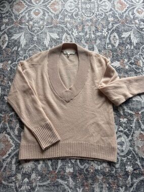 NakedCashmere XS V-Neck Cashmere Sweater in Blush Tan Camryn Pink Sea Salt